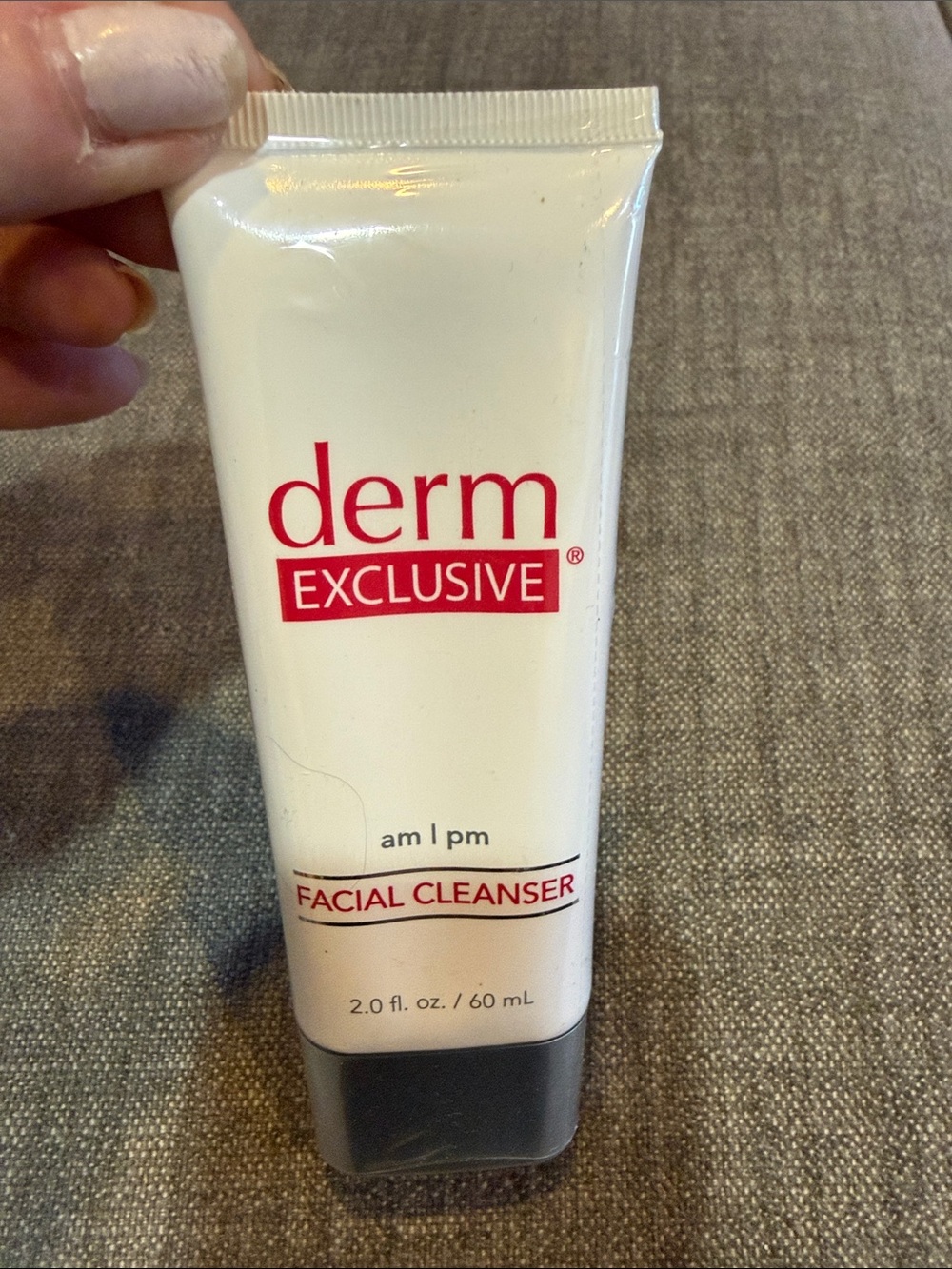 Derm Exclusive White Facial Cleanser - Gentle AM/PM Cleansing